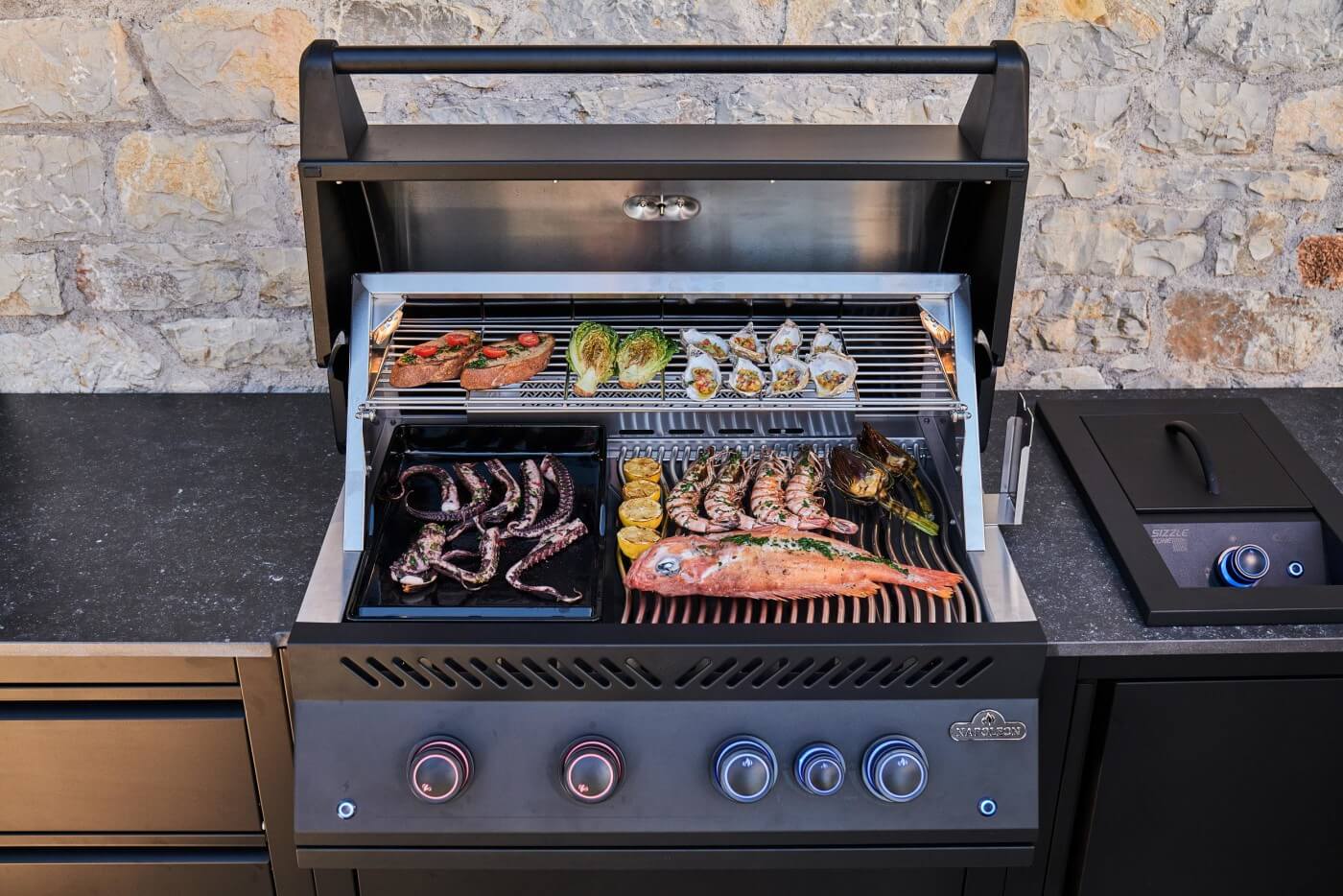 Napoleon OASIS 105 Outdoor-Küche mit 32-Zoll-Einbaugrill der 700er-Serie 2024