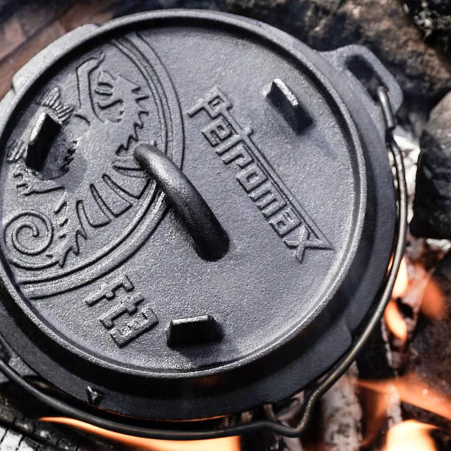 ein kleiner 3er Dutch Oven über offenen Flammen in der Vogelperspektive