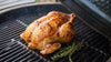 Brathähnchen Kerntemperatur: ganzes Brathähnchen mit knuspriger, goldbrauner Haut auf dem Grillrost